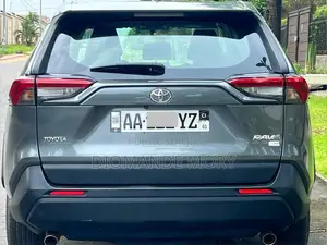 Toyota RAV4 XLE 2022 Gris
