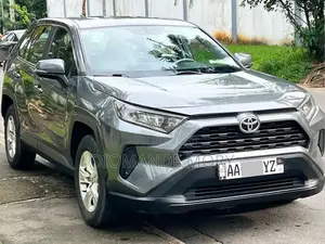 Toyota RAV4 XLE 2022 Gris