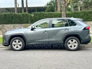 Toyota RAV4 XLE 2022 Gris