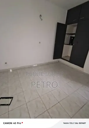 Photo - 3 Chambres Salon À Louer