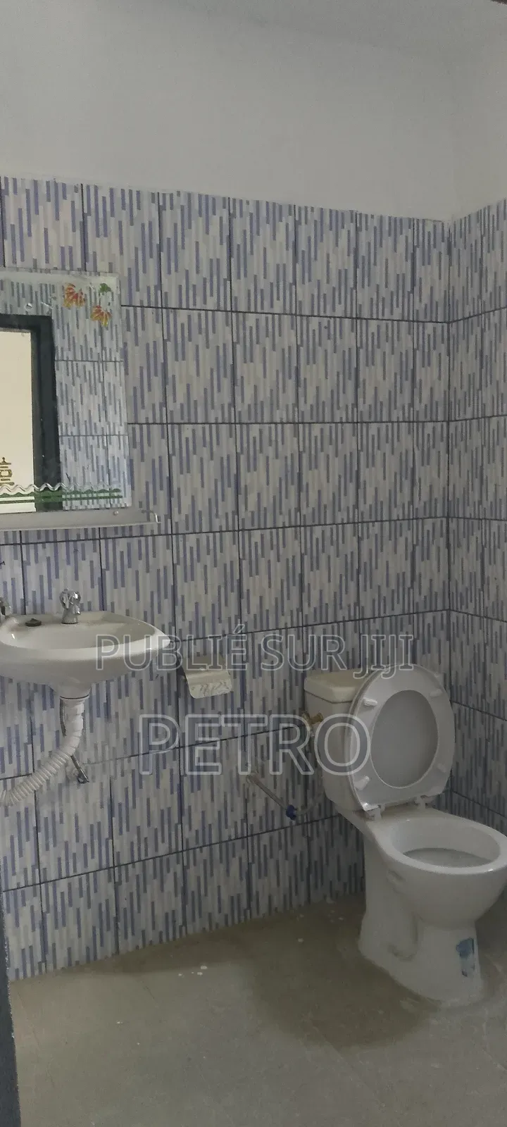 3 Chambres Salon À Louer