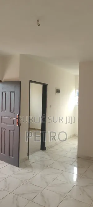 3 Chambres Salon À Louer