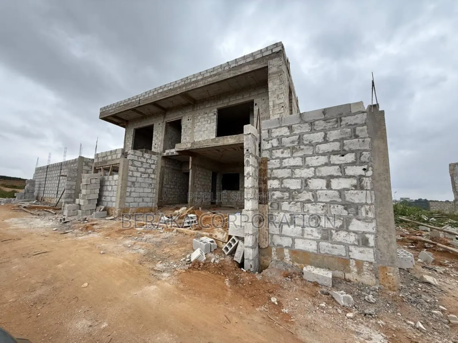 5chbre Duplex dans Beraka Corporation, Bingerville à Vendre