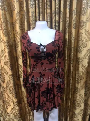 Photo - Chiques Robes Féminine Et Tee-Shirts De Bonne Qualité À Moindre Coût.