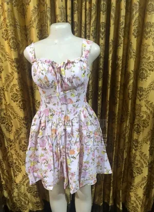 Chiques Robes Féminine Et Tee-Shirts De Bonne Qualité À Moindre Coût.