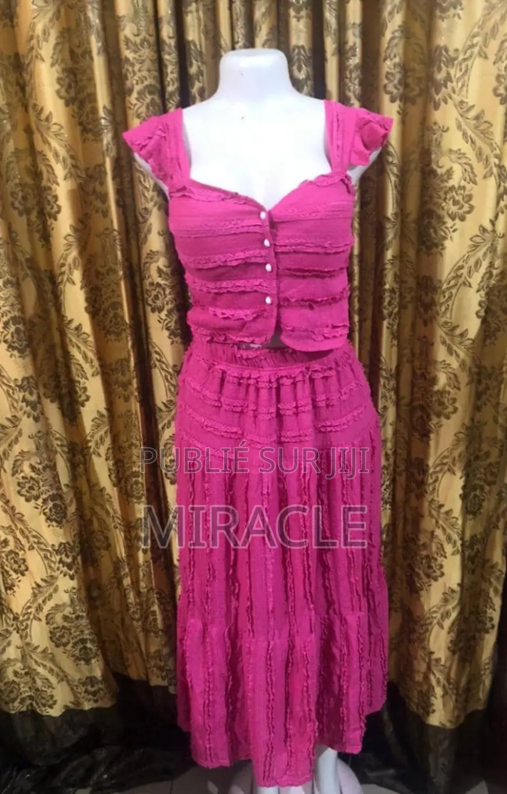 Chiques Robes Féminine Et Tee-Shirts De Bonne Qualité À Moindre Coût.