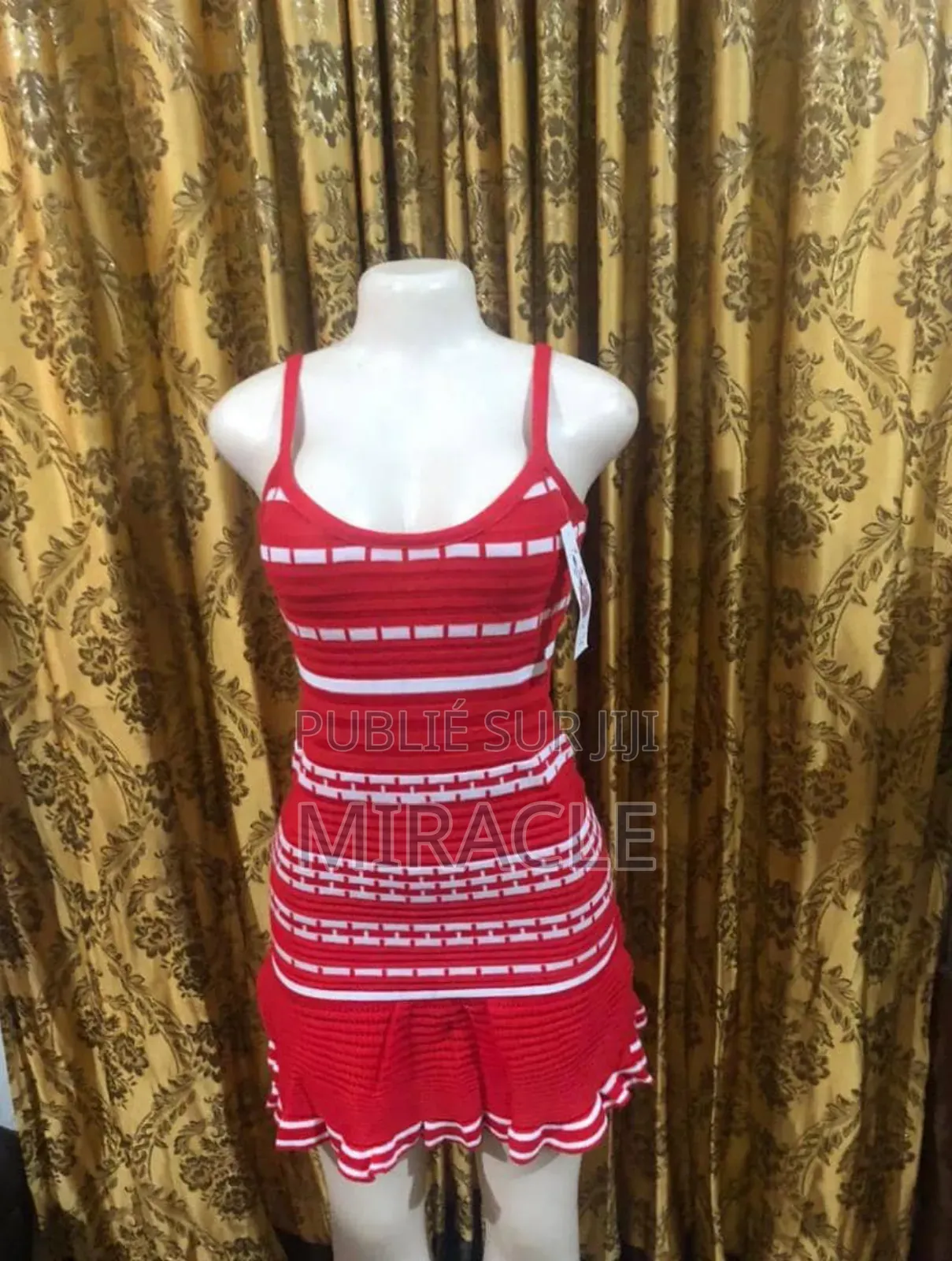 Chiques Robes Féminine Et Tee-Shirts De Bonne Qualité À Moindre Coût.