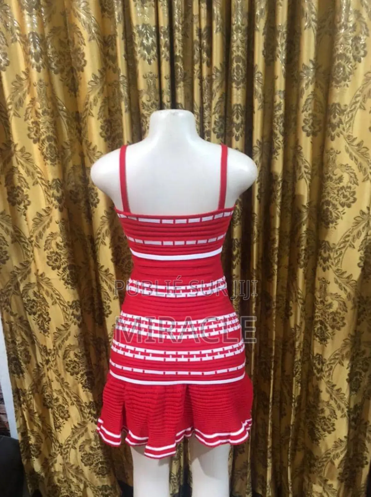 Chiques Robes Féminine Et Tee-Shirts De Bonne Qualité À Moindre Coût.