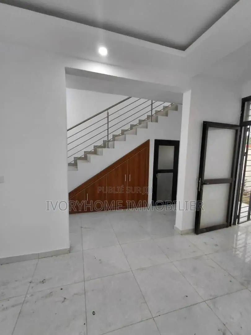 3chbre Duplex dans Bingerville à Louer