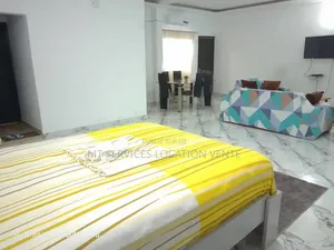 Furnished 1chbre Appartement dans Mt Location, Cocody à Louer