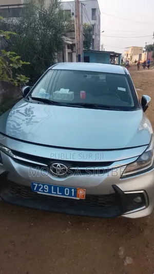 Photo - Toyota Starlet 2023 Gris