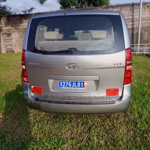 Photo - Hyundai H1 2020 Gris