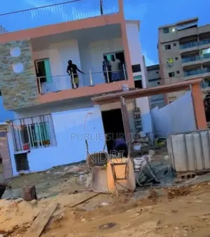 5chbre Villa dans Building House, Cocody à Vendre