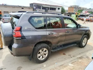 Toyota Land Cruiser Prado 2022 Gris