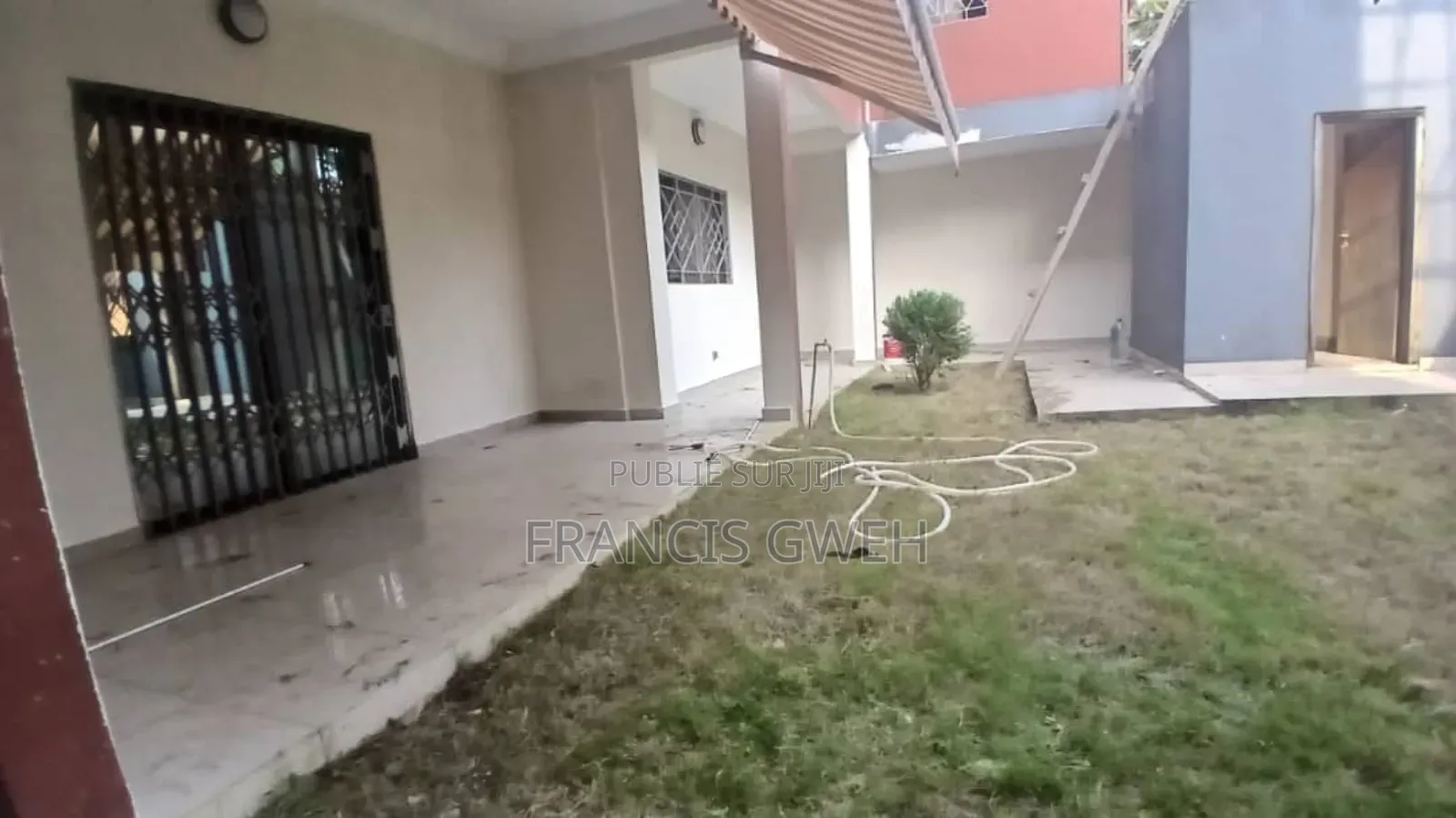 5chbre Duplex dans Francis Gweh, Cocody à Louer