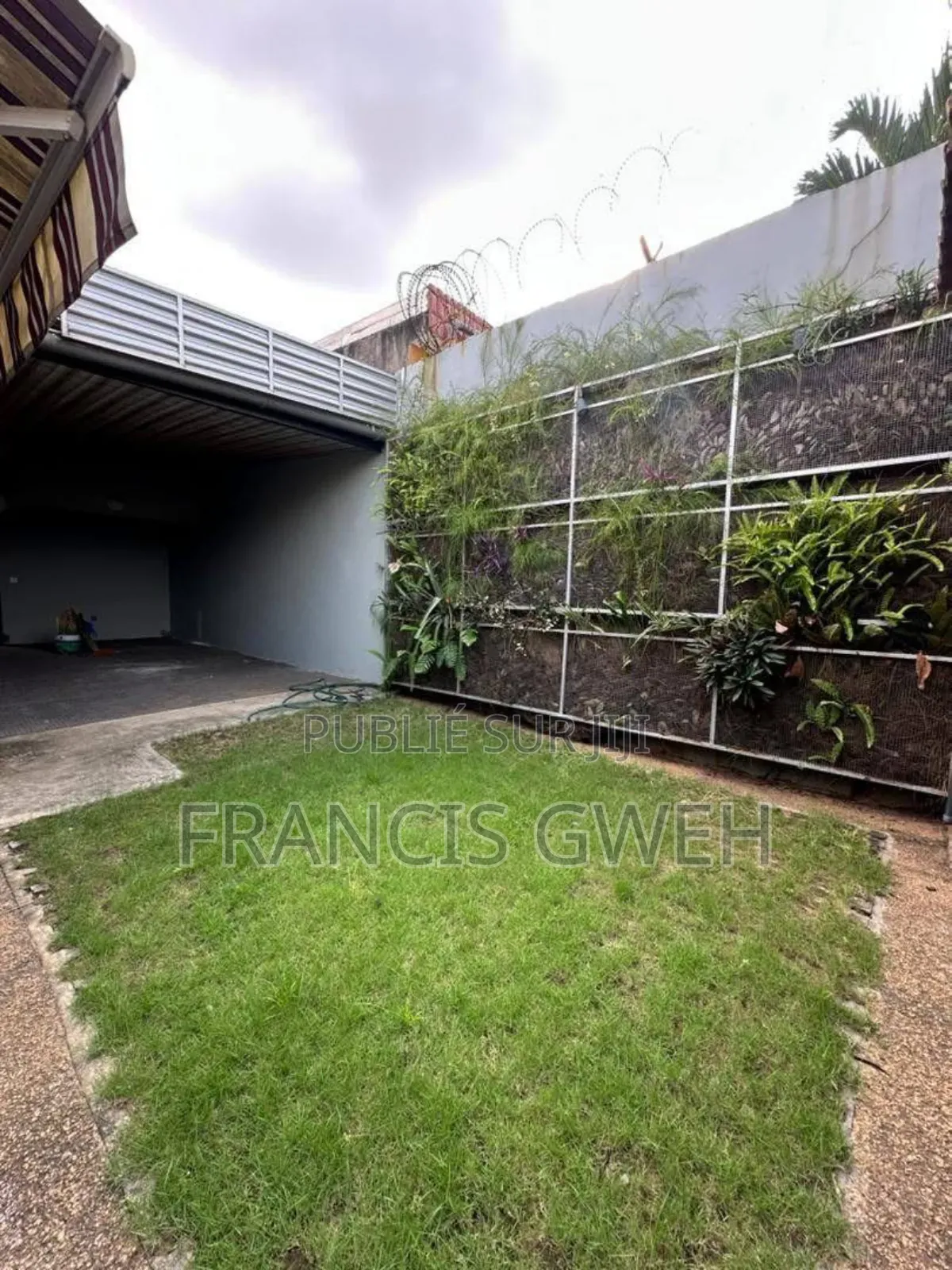 3chbre Duplex dans Francis Gweh, Cocody à Louer