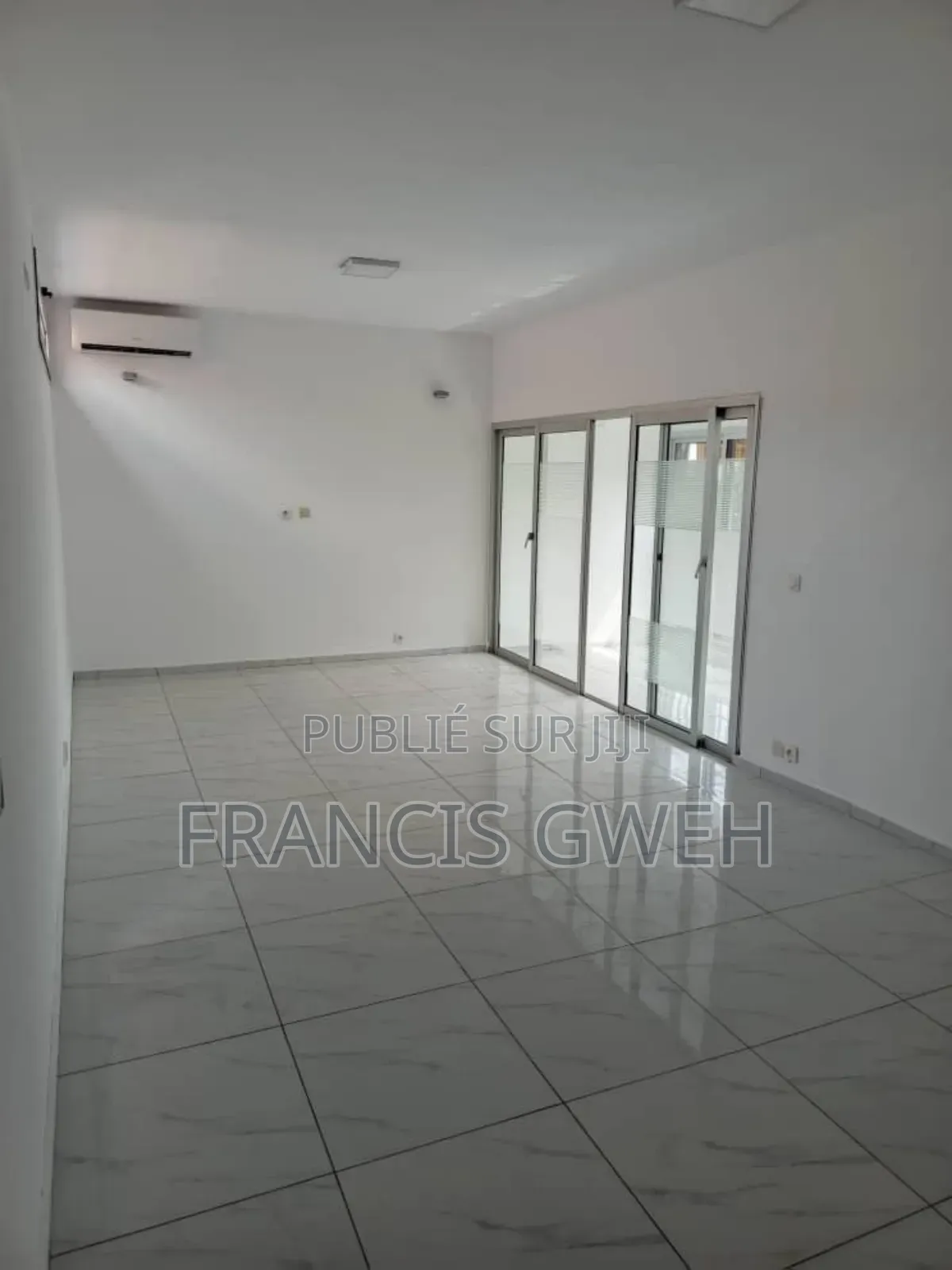 3chbre Appartement dans Francis Gweh, Cocody à Louer