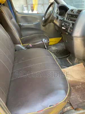 Toyota HiAce Siyaya 2004 Jaune