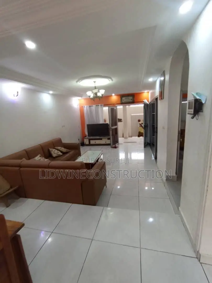5chbre Duplex dans Cocody à Louer