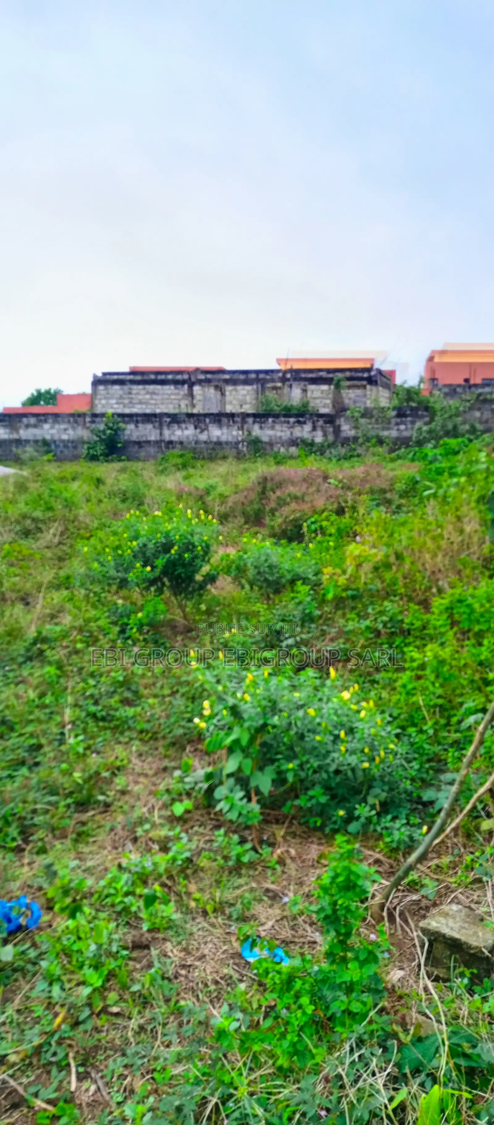 Terrain 1434 M2 Bordure Au Vallon Très Bon