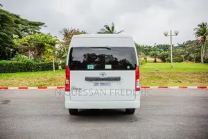 New Toyota HiAce 2025 Blanc