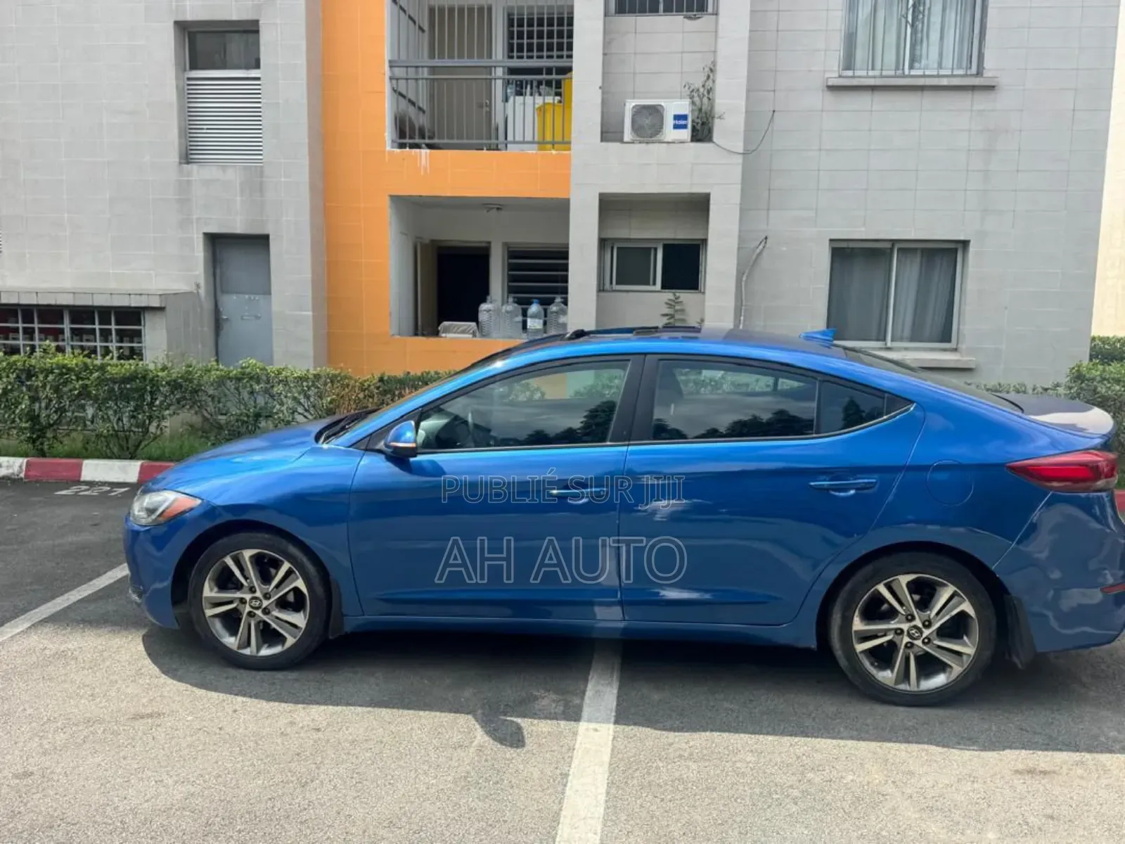 Hyundai Elantra Limited Sedan FWD (2.0L 4cyl 6A) 2017 Blue