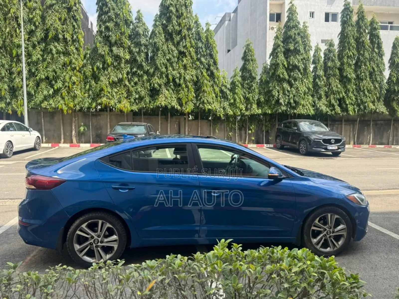 Hyundai Elantra Limited Sedan FWD (2.0L 4cyl 6A) 2017 Blue