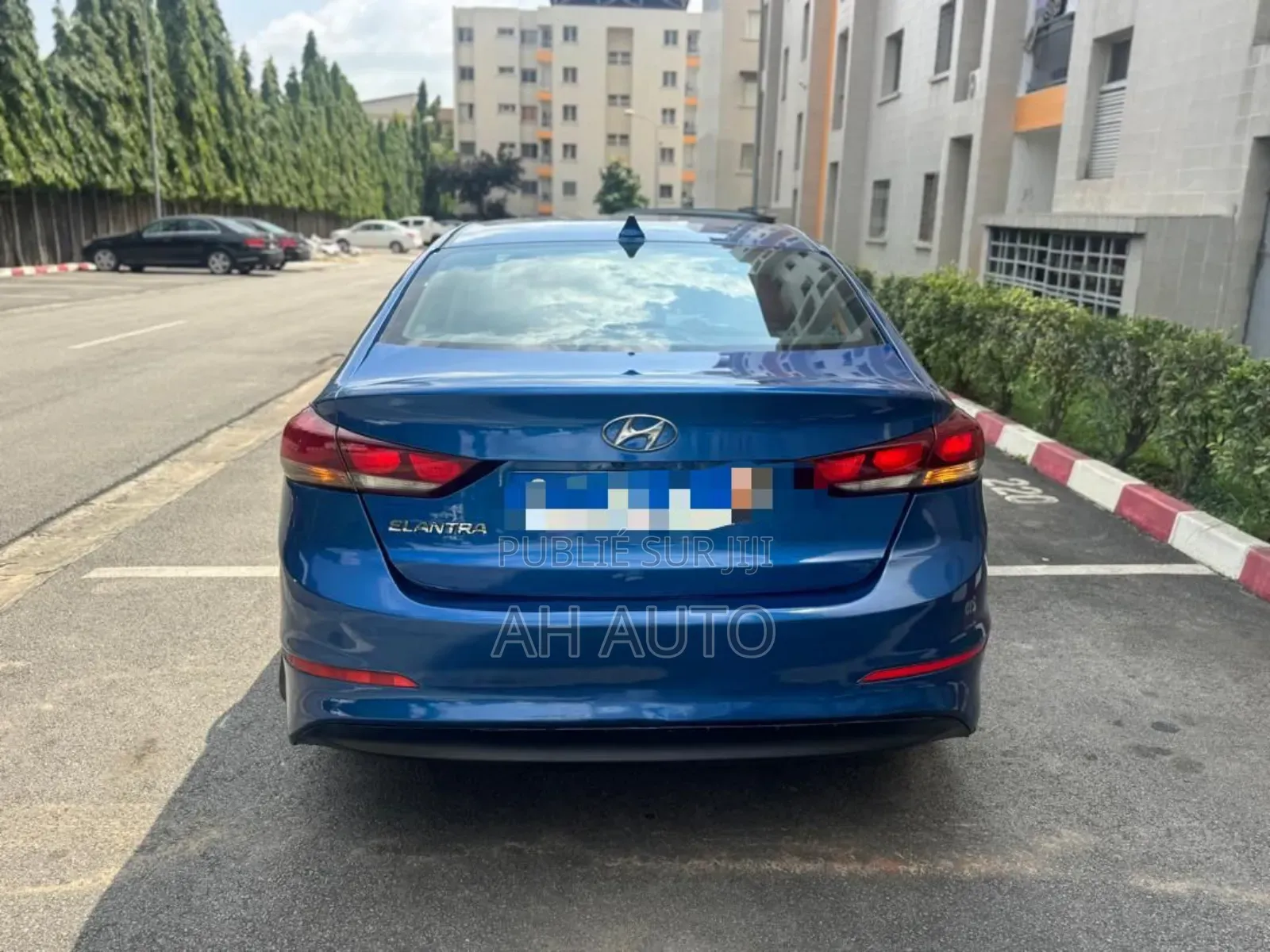 Hyundai Elantra Limited Sedan FWD (2.0L 4cyl 6A) 2017 Blue