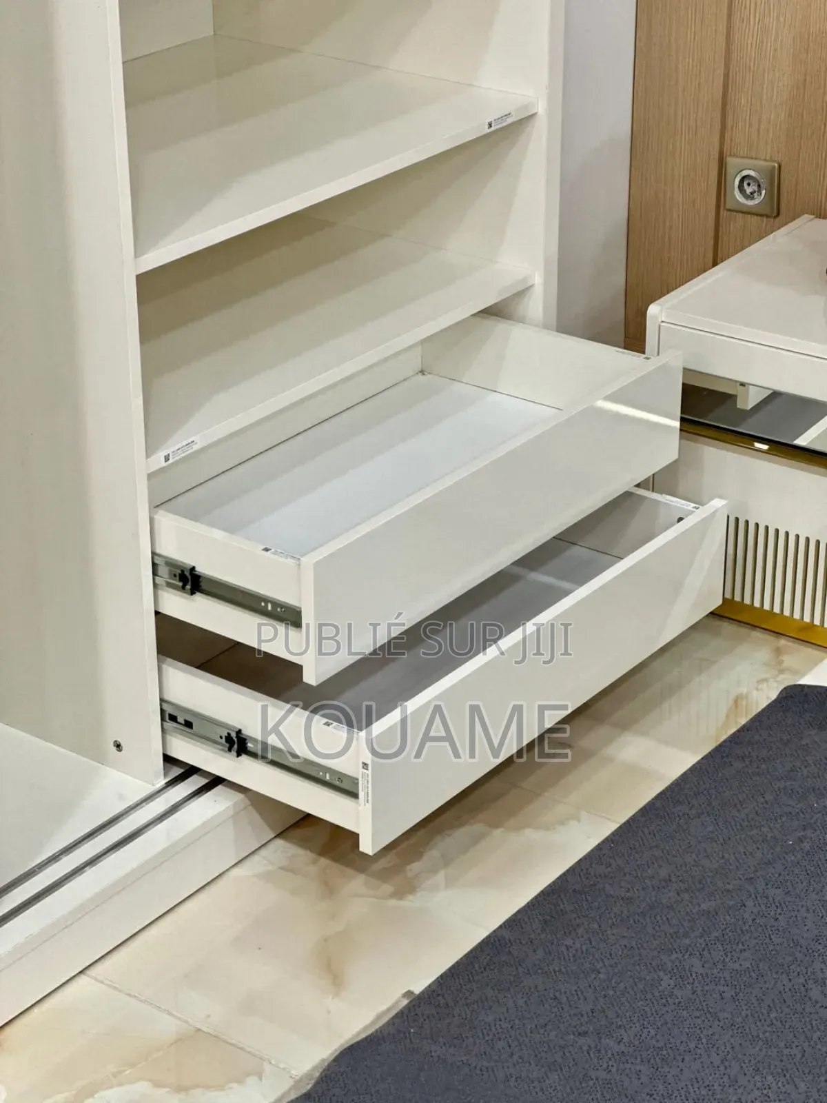 Placard Neuf Disponible