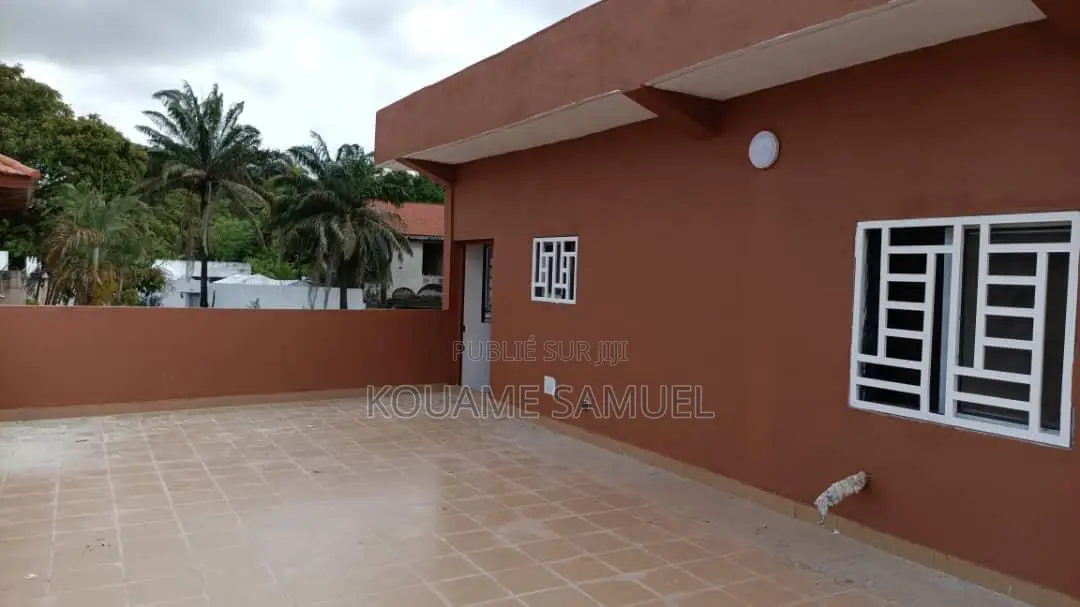 6chbre Villa dans Cocody à Louer