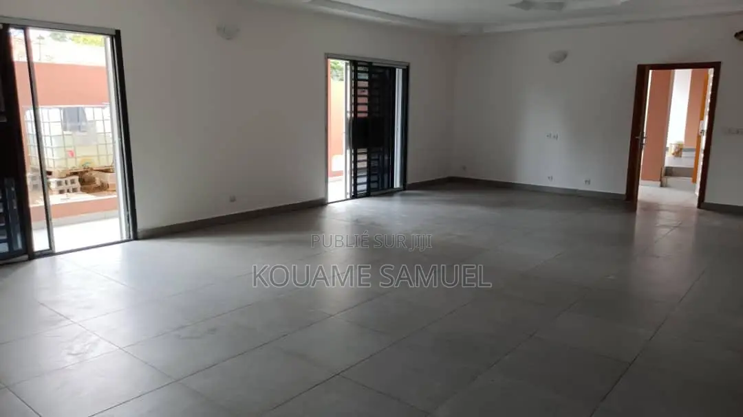 6chbre Villa dans Cocody à Louer