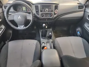 Mitsubishi L200 2023 Blanc cassé