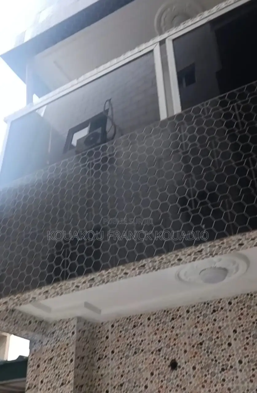 2chbre Appartement dans Agpid, Cocody à Louer