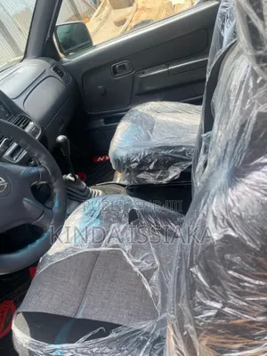 Nissan Hardbody 2013 Blanc cassé