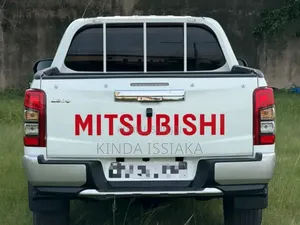 Mitsubishi L200 2021 Blanc cassé