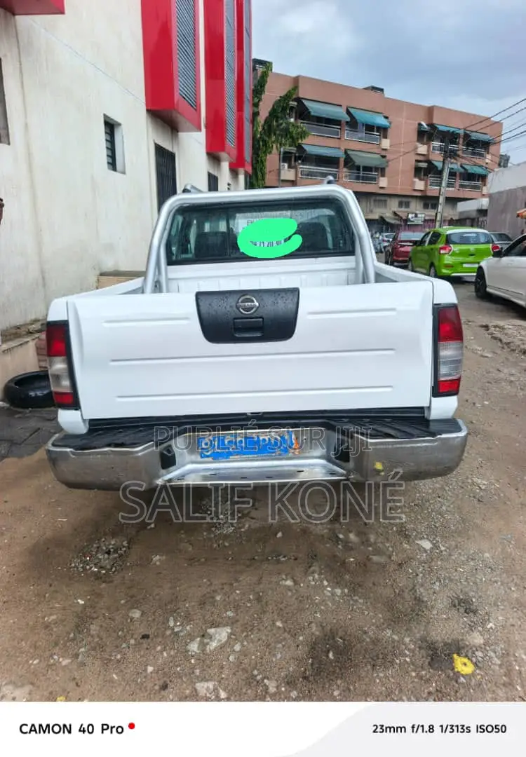 Nissan 100 2019 Blanc