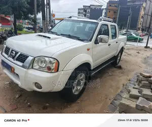 Nissan 100 2019 Blanc