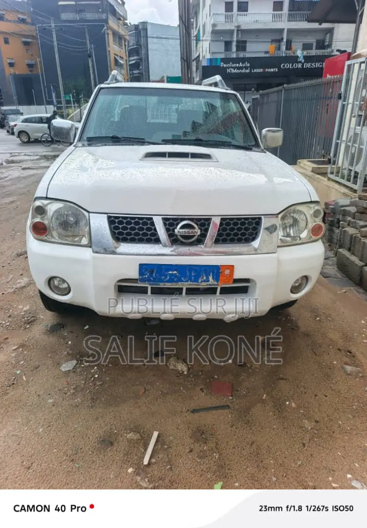 Nissan 100 2019 Blanc