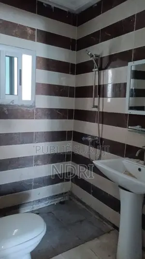 5chbre Villa dans Building House, Cocody à Vendre