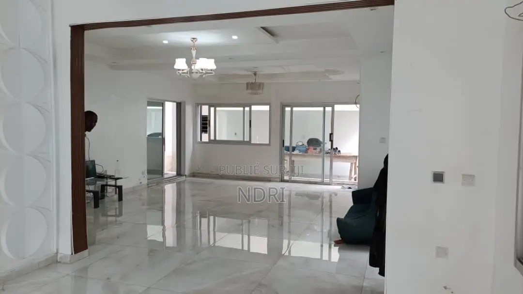 5chbre Villa dans Building House, Cocody à Vendre