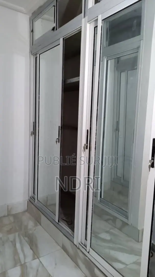 5chbre Villa dans Building House, Cocody à Vendre