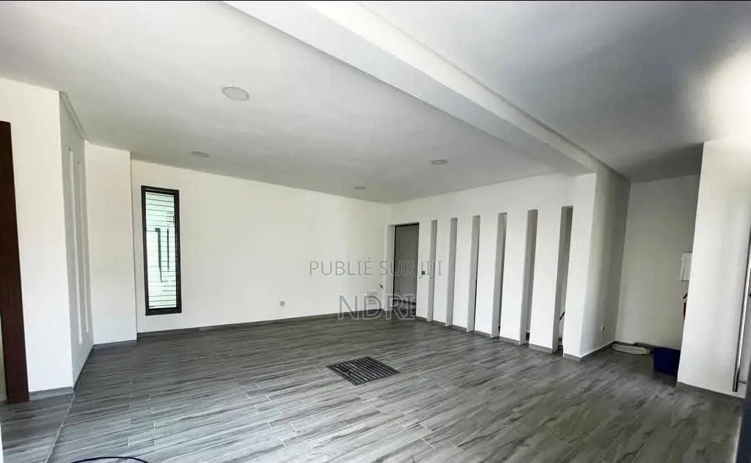 6chbre Appartement dans Building House, Cocody à Louer