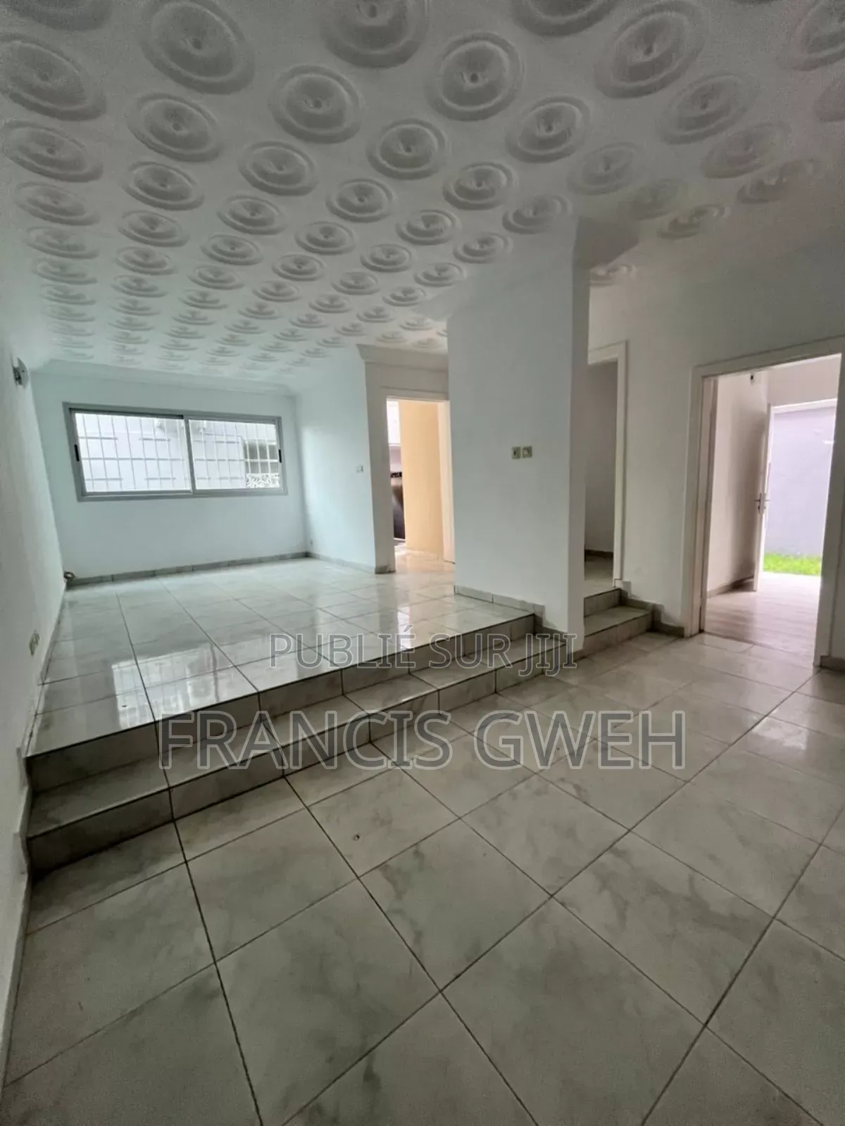 5chbre Villa dans Francis Gweh, Cocody à Louer