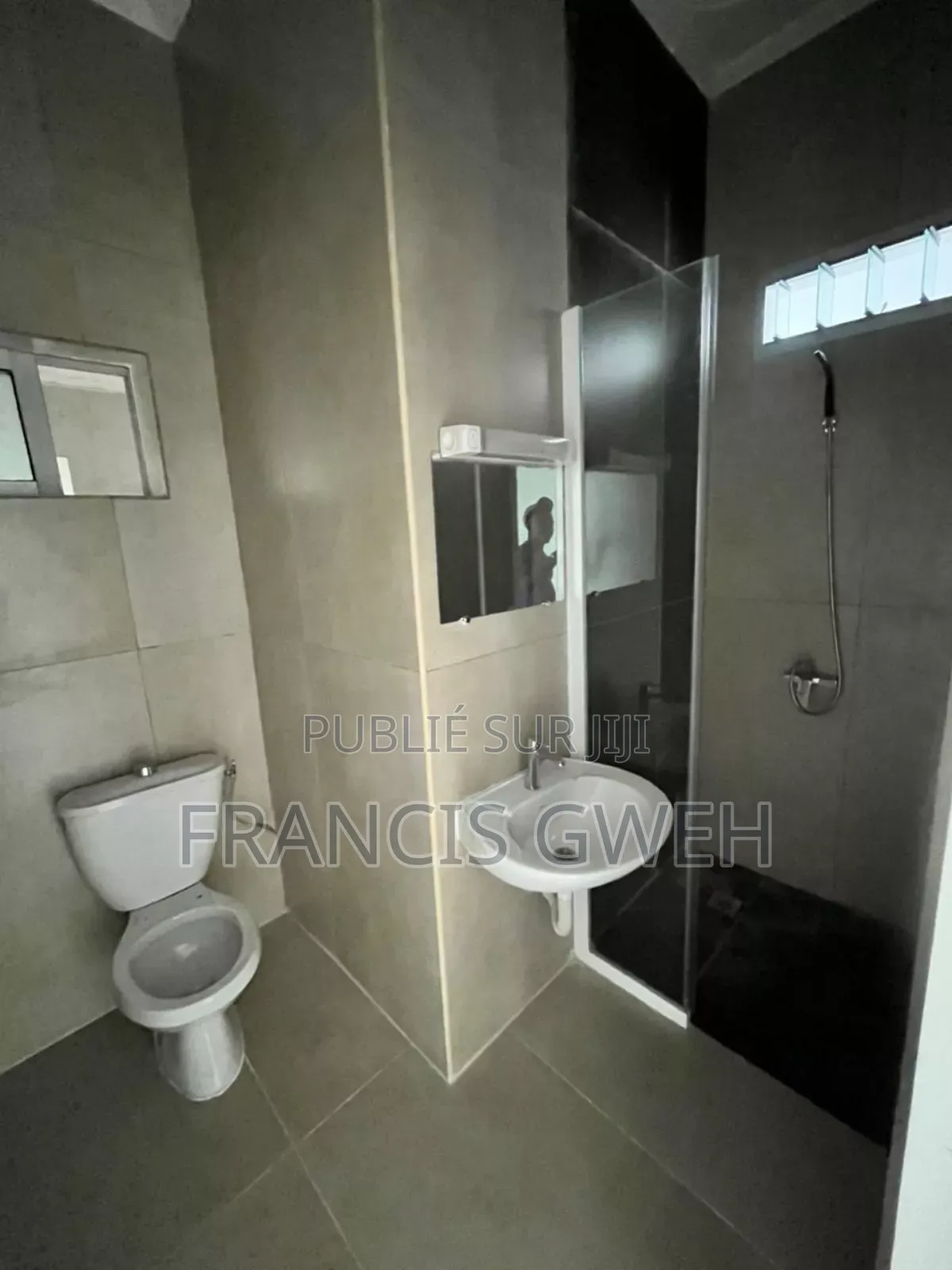 5chbre Villa dans Francis Gweh, Cocody à Louer