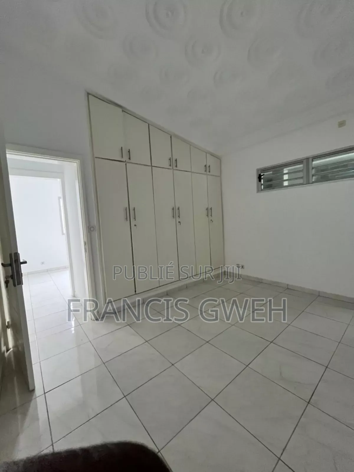 5chbre Villa dans Francis Gweh, Cocody à Louer