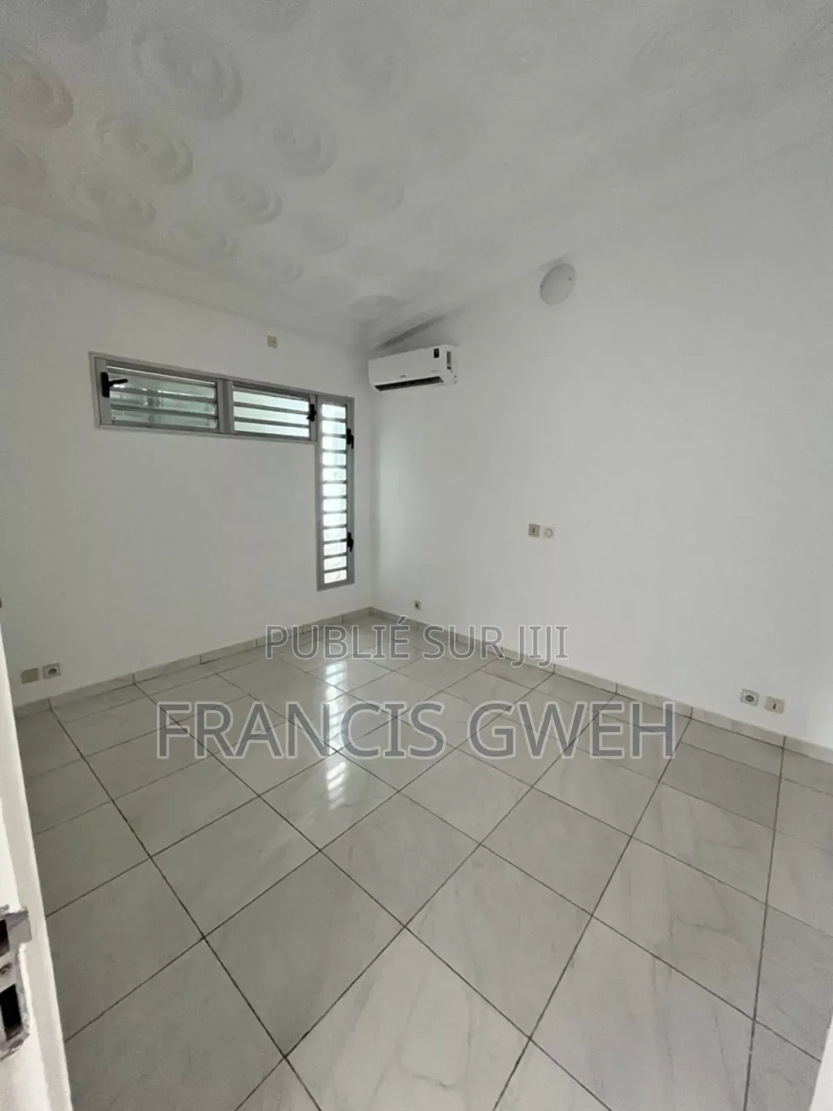 5chbre Villa dans Francis Gweh, Cocody à Louer