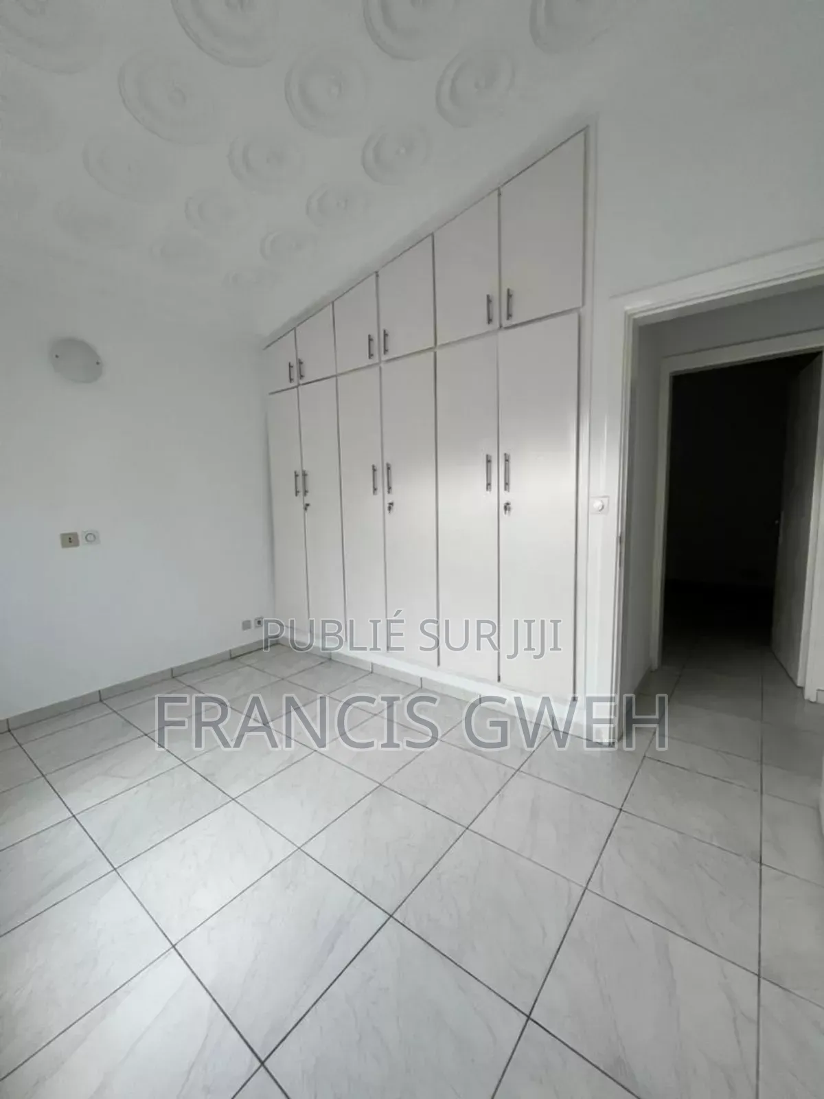 5chbre Villa dans Francis Gweh, Cocody à Louer