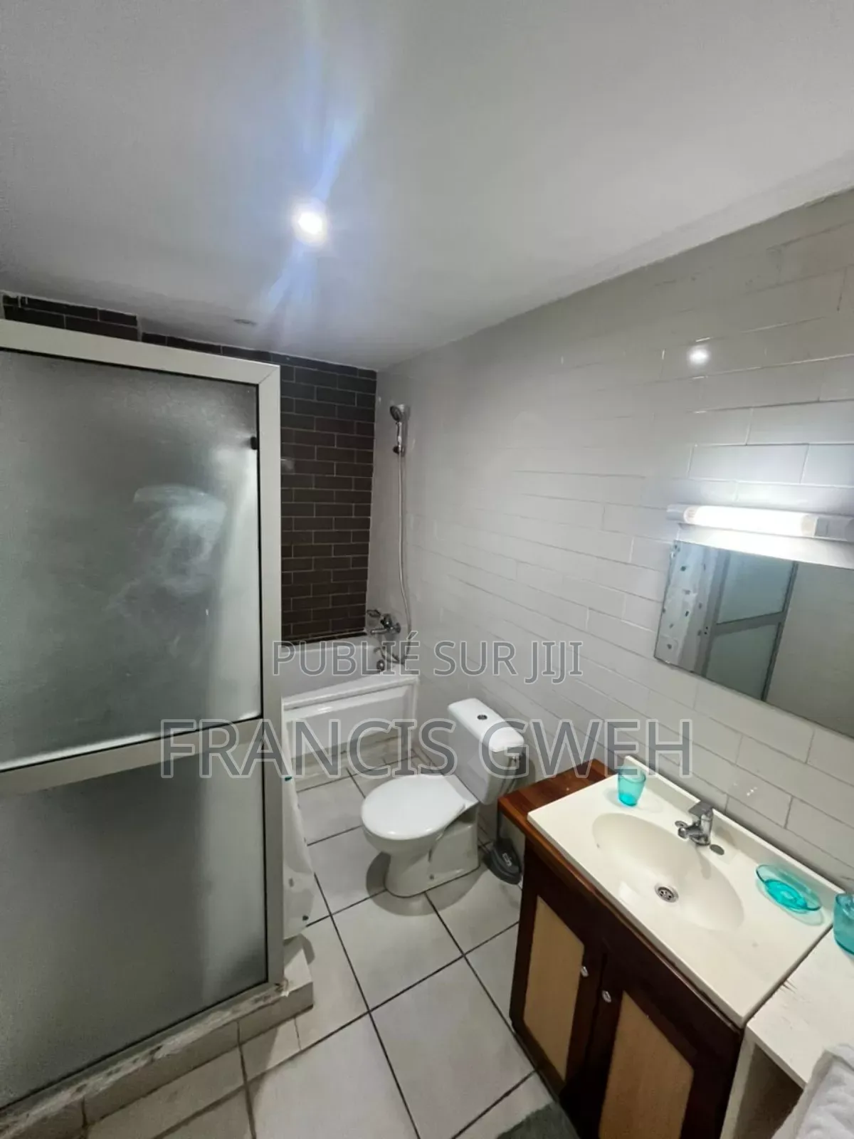 Furnished 2chbre Appartement dans Francis Gweh, Cocody à Louer