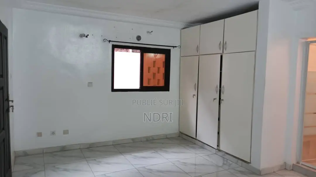 20chbre Villa dans Building House, Deux Plateaux à Louer