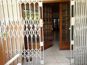 4chbre Villa dans Francis Gweh, Cocody à Louer